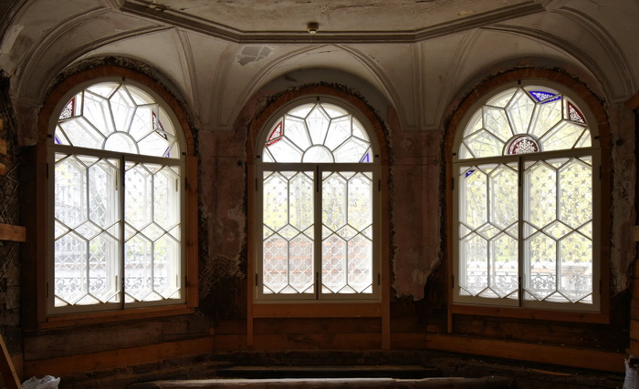 Общий вид на окна с цветными декоративными стеклами на даче В. Ф. Громова на ул. Академика Павлова, 13. Фото в процессе реставрации, 2020